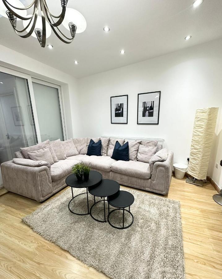 London Charm - Comfortable Room In Spacious House Dış mekan fotoğraf