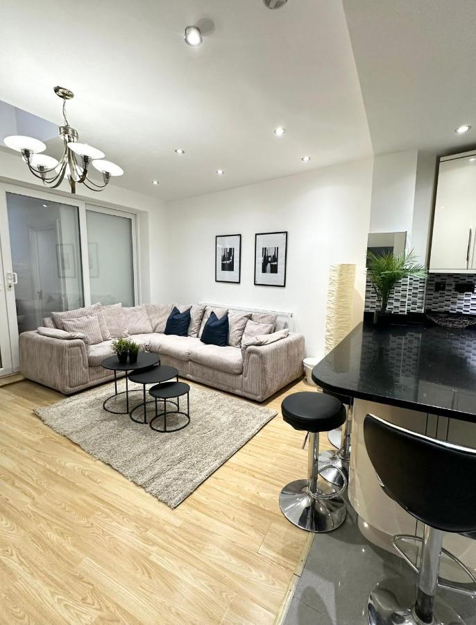 London Charm - Comfortable Room In Spacious House Dış mekan fotoğraf
