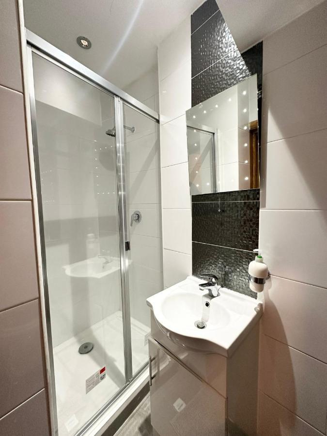 London Charm - Comfortable Room In Spacious House Dış mekan fotoğraf
